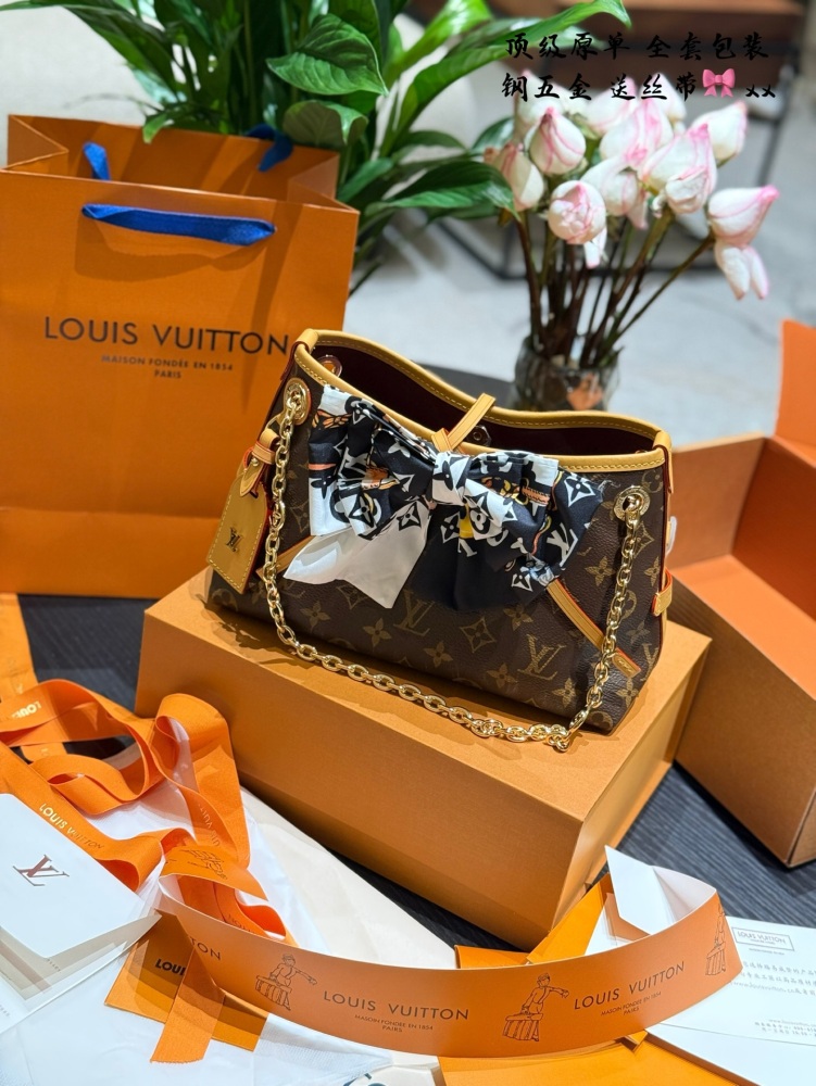 p285
New Carryall BB
The description of catfish whiskers and big gold chain babies is too appropriate. LV gold chain is really beautiful
Xiaobaa thinks that the new version of carryall has become cute, and she doesn't like the sisters with big bags, ...