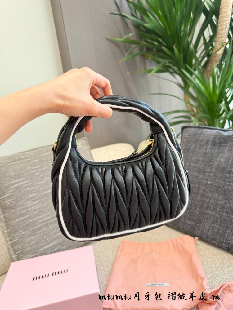 p310
Miumiu25 Early Spring New Bag
The wrinkled bowling bag and hobo have both come in new colors, which are super beautiful
22cm sheepskin pleated crescent bag