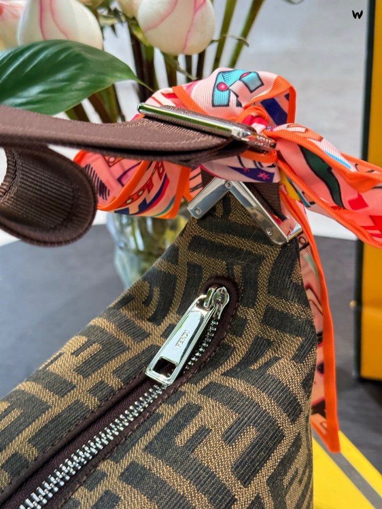 p225
Fendi unisex bag
2025 new Hobo classic trapezoidal design
Lightweight, with a zipper that can be worn on one shoulder or slanted back
16 × 20 folding box with ribbon gift