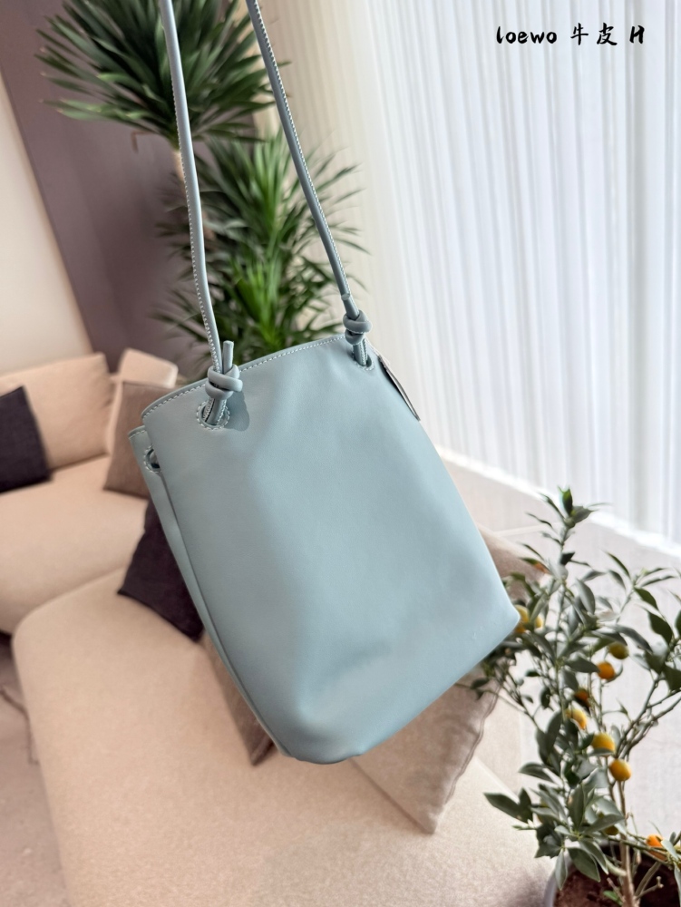 P275 top layer cowhide
LOEWE25 new bag | I love the simple and neat design so much
The entire bag is made of soft calf leather
Good wear resistance key, super light weight
The shoulder strap can be adjusted in length, and it can be worn on both shoul...
