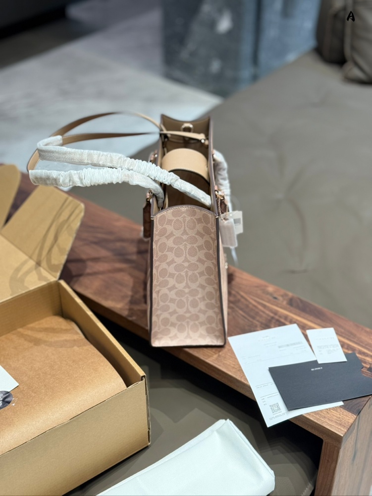p270
Coach's December New Product | Superb Milk Tea Color Large Tote Bag. Coach's design is really becoming more and more unique!
The large tote bag is really super stylish and atmospheric!
And it's very practical. Installing files on a computer is o...