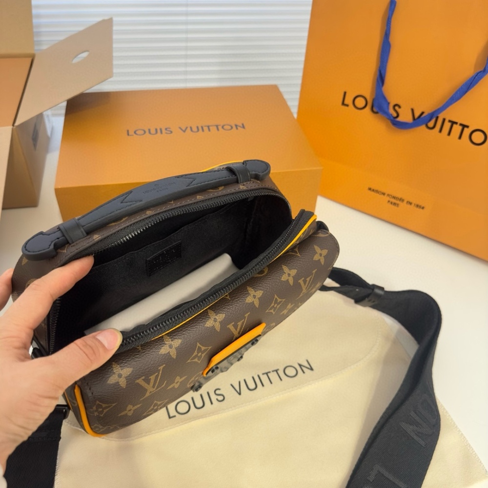 M45806 Classic Black Flower Postman Bag
Complete packaging ?? aircraft ?? Box size 24 seventeen point six
LV Slock Black Flower Postman Bag
? Top Original Order
Cool and versatile, fashionable and trendy
A style suitable for both men and wo...