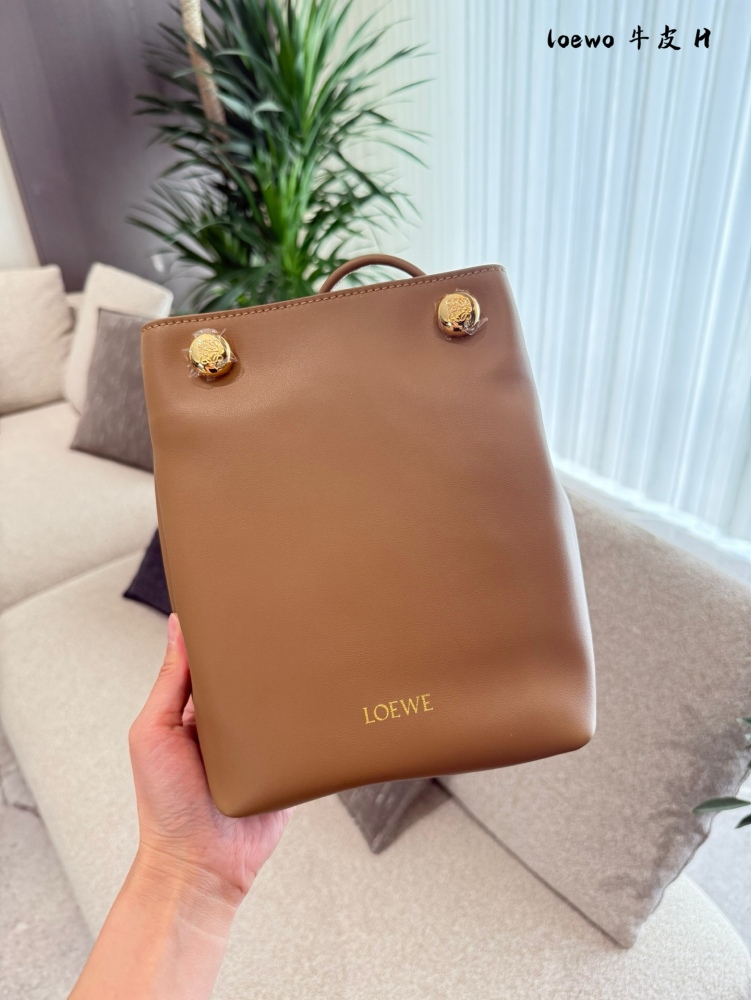 p275
LOEWE25 new bag | I love the simple and neat design so much
The entire bag is made of soft calf leather
Good wear resistance key, super light weight
The shoulder strap can be adjusted in length, and it can be worn on both shoulder and crossbody....