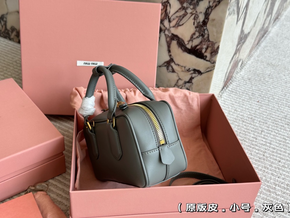 Original leather 310 full set packaging
size：23*11cm
Miumiu bowling/briefcase/
The sweetness of the bag is just right!
It's hard not to love!
Can be carried by hand or slung diagonally
It's definitely not a small waste bag! Full capacity~~
The appe...