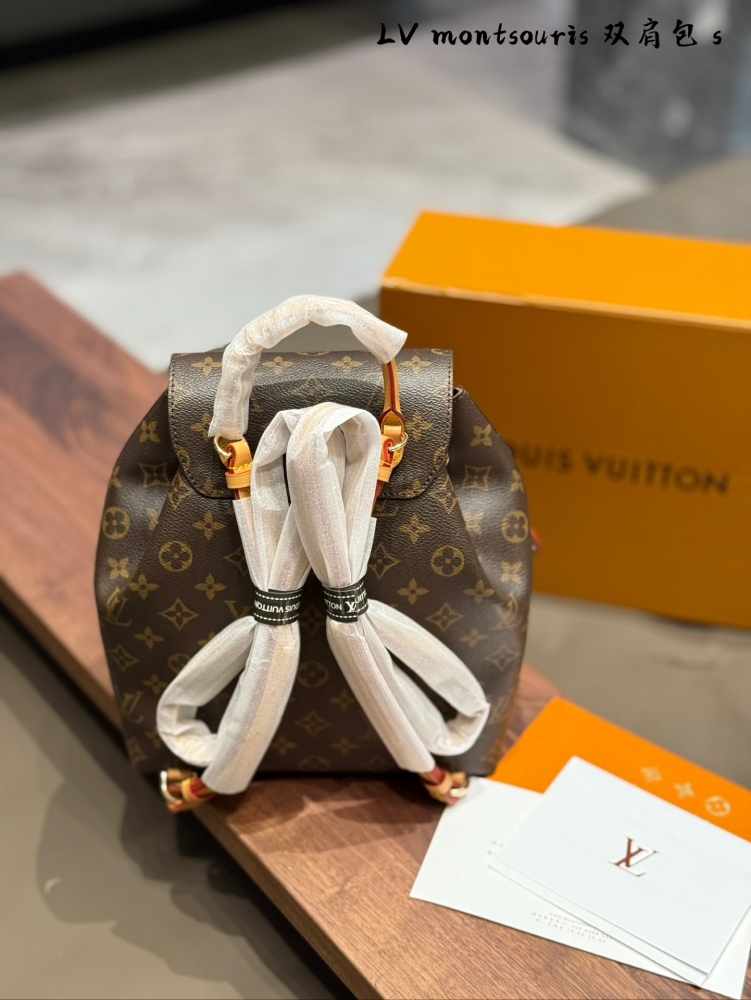 p270
LV Black/Brown Old Flowers Montsouris PM!
This Montsouris PM is a brand new elegant backpack that features
Monogram canvas and cowhide production, paired with Louis Vuitton's collection of buckles and leather ties.
The backpack design is practic...