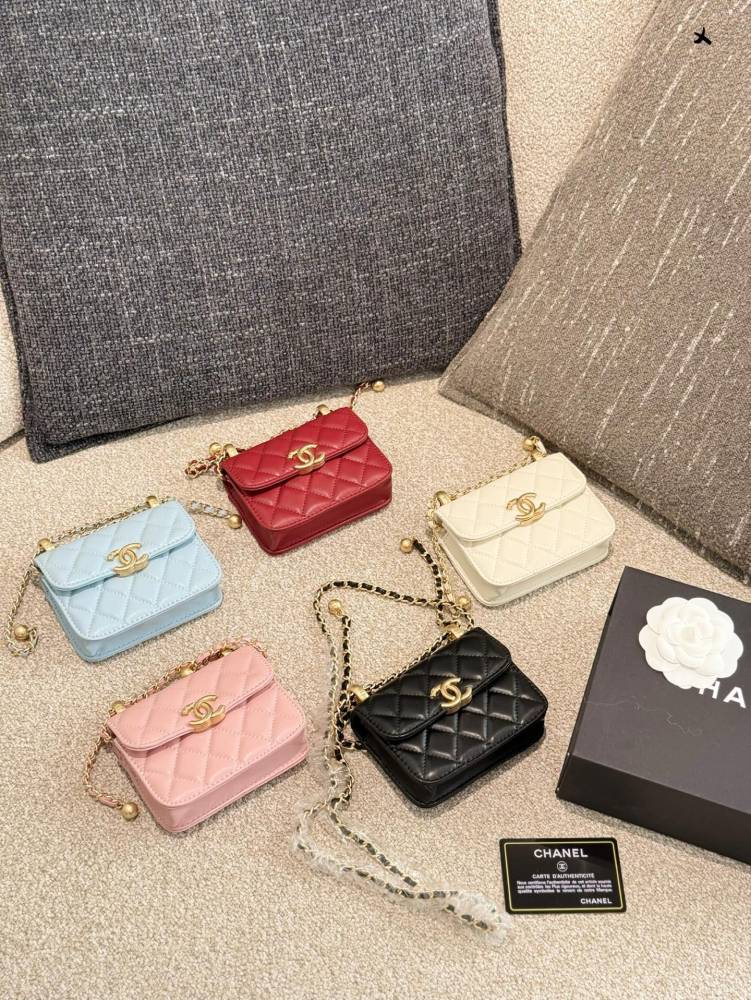 p180
Chanel Advanced Handicraft Workshop Double Golden Ball Zero Wallet
Smooth and delicate to the touch, the leather has a natural luster and classic diamond grid pattern and mouth cover design, paired with antique sand gold. The mini golden ball is...