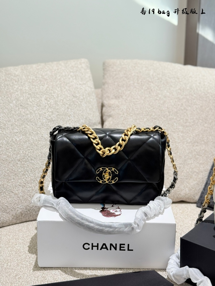p240
Recently beloved Chanel 19 bag small size 0
This bag truly combines casualness, laziness, and delicacy, making it easy to match with various styles of clothing and a fashionable item that will make you the center of attention in different occasi...