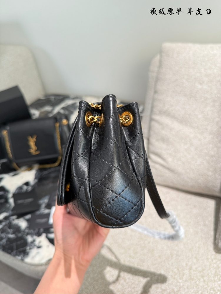 p310p365
YSL Lolita, which became popular across the internet as soon as it was released
YSL nolita Black Gold
Counter price: 10900 Size: 18x13x6
① Appearance:
Flip cover envelope style, with antique bronze gold YSL letter logo connected at the ope...