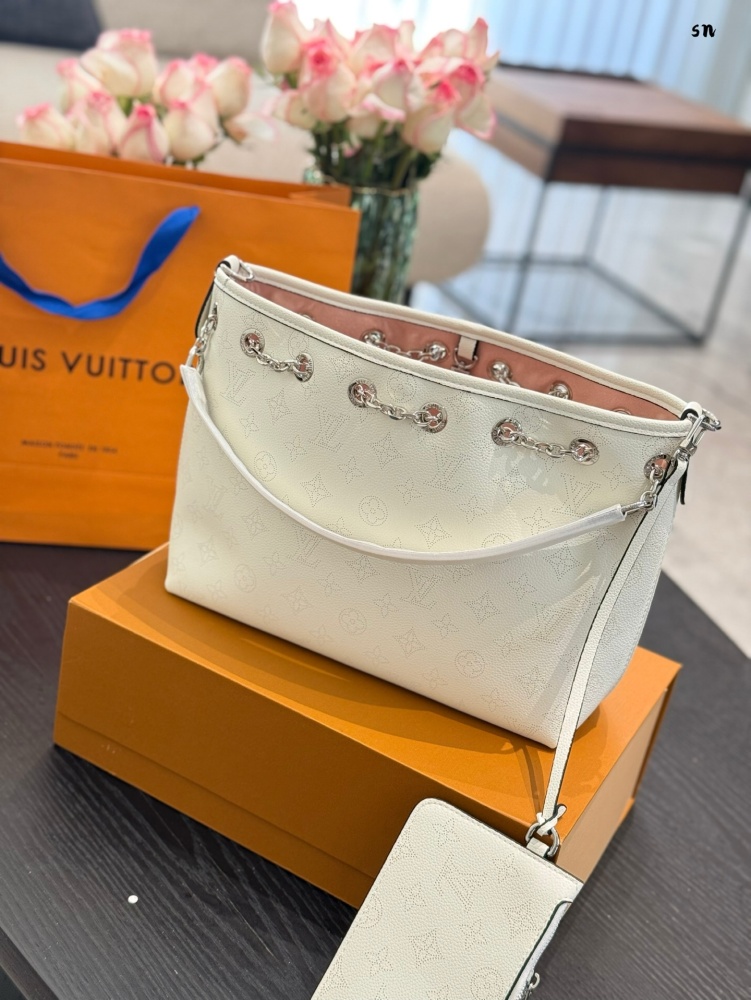 p270
LV Louis Vuitton's new chain shopping bag
size:28x22 
LV Louis Vuitton's new chain shopping bag
Equipped with two shoulder straps, can be carried by hand or slung diagonally~
The bag is equipped with a zero wallet buckle hook design, which is sa...