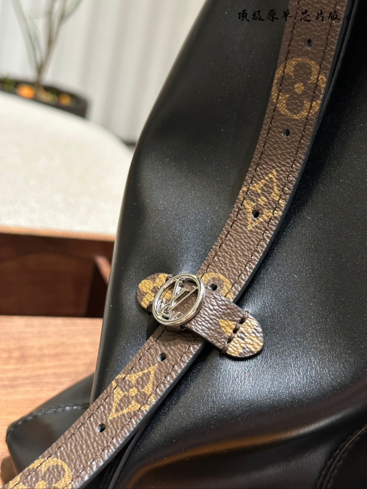 P379 original cowhide
Who doesn't want to have a new LV All Dark Carryall This is really worth pursuing! LV's new black leather Carryall is here! All black sheepskin Material+floral shoulder strap embellishment, excellent drape, easy to grip and rela...