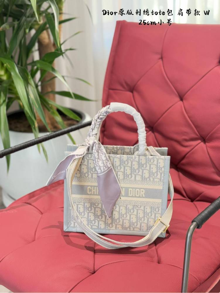 p275p295
Latest popular Dior tote inventory!
Book Tote
On the front, there is the "CHRISTIAN DIRO" logo, which has a high level of style and is the most recognizable in the Diro bag. Its old patterns and hand embroidery showcase retro craftsmanship a...