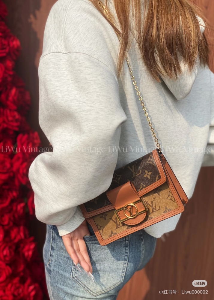 Since changing the design director, Lv has also launched some popular models, such as this elegant and beautiful Daphne DAUPHINE. In terms of capacity, we need to worry. Although it is a woc, the design is very reasonable, and it can hold much more t...