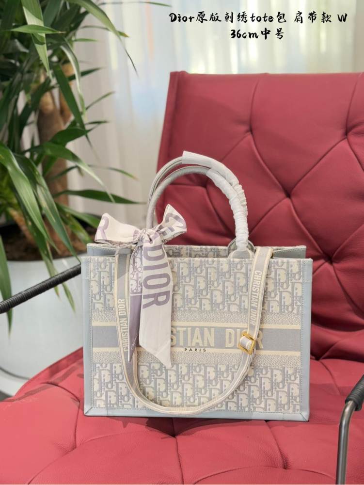 p275p295
Latest popular Dior tote inventory!
Book Tote
On the front, there is the "CHRISTIAN DIRO" logo, which has a high level of style and is the most recognizable in the Diro bag. Its old patterns and hand embroidery showcase retro craftsmanship a...