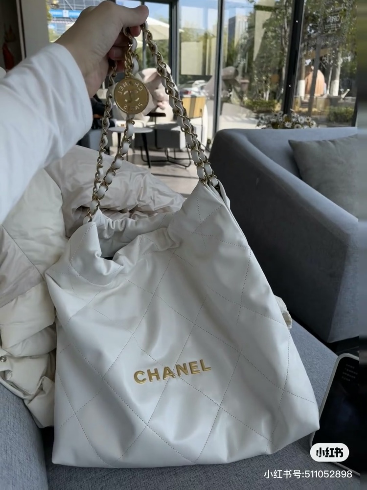 I would recommend all sweet girls to wear 22 bags of white Chanel and 22 bags of gold with a sense of luxury
Capacity thief, lazy and relaxed upper body
White is really cool and versatile
Everyone carries it Everyone is fashionable and refined