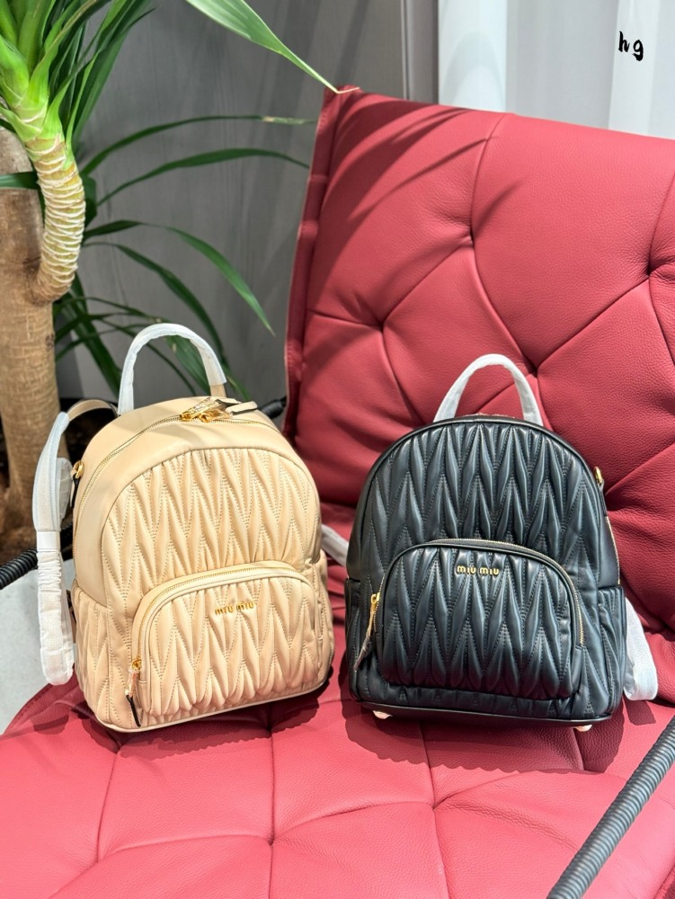 p250
Miumiu pleated backpack 28 × 30