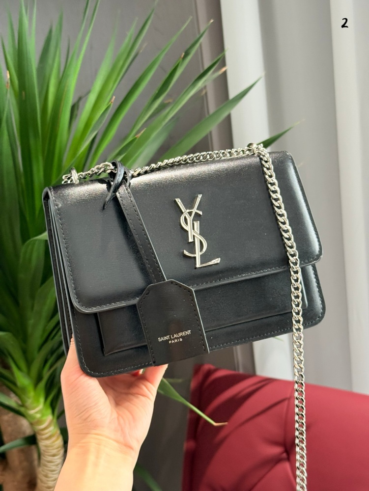YSL sunset package plain weave P230 crocodile P240
This YSI black crocodile leather handbag is luxurious, elegant, unique and noble, showcasing fashionable taste. Crocodile skin material and exquisite design showcase extraordinary quality. Fashionabl...