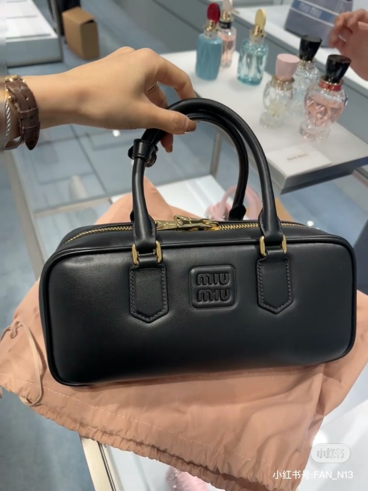 The classic of miumiu black bowling