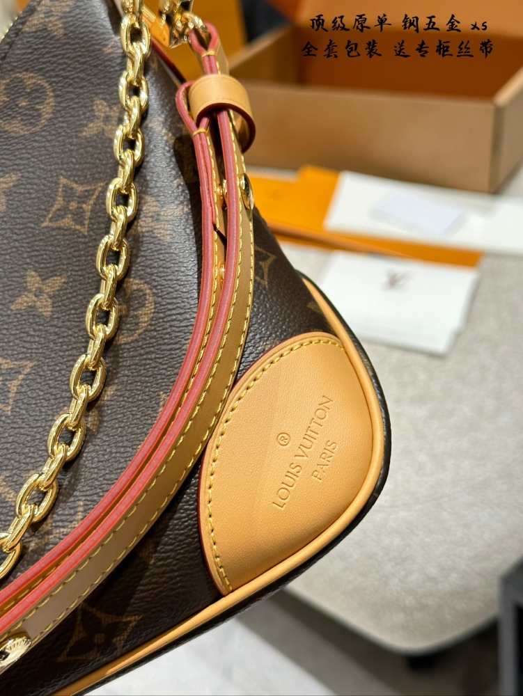 p300
All steel hardware with NFC chip scan code and receive silk ribbon at the counter
Lv vintage handbag with one shoulder and crossbody design, featuring vintage vintage style bags and limited edition Vivian women's bags by Takashi Murakami. LV vin...
