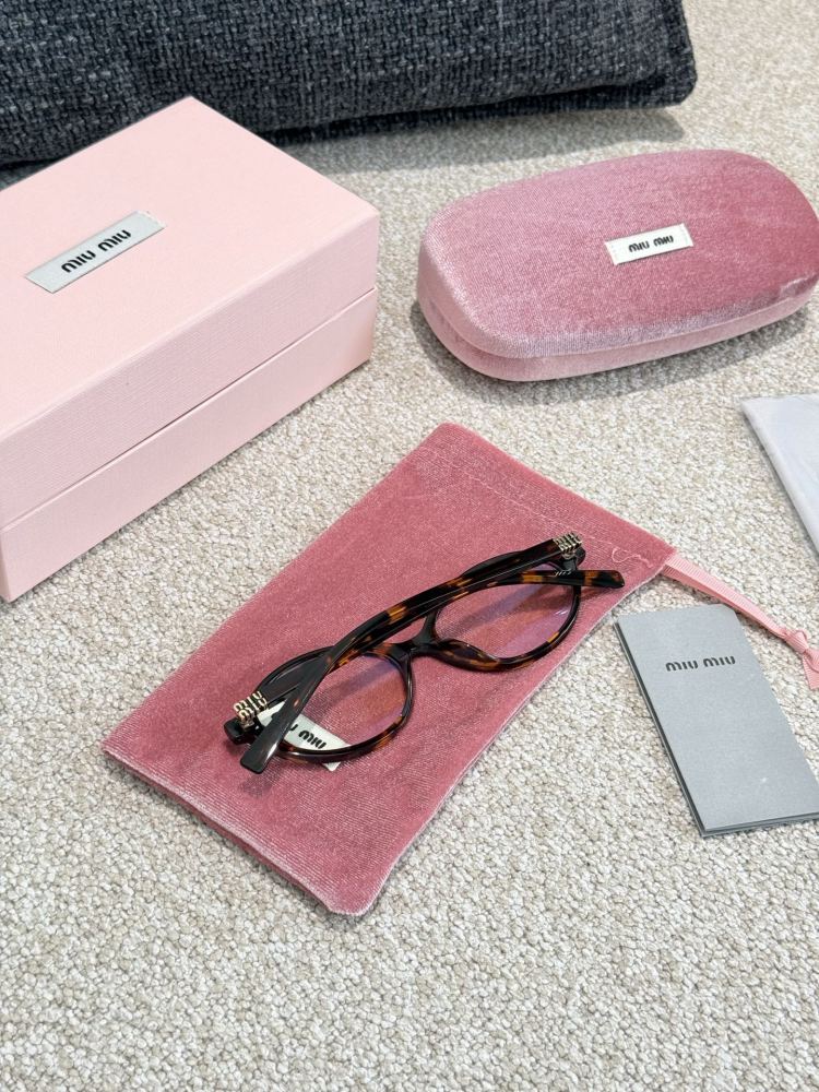p195
Miumiu "nerd glasses, the same style as Ju Jingyi, look great
Bookworms have been trending lately, Miumiu3000+， It's just a small pair of glasses, can't a worker replace the entire flat version?
Many babies have compared several options and de...