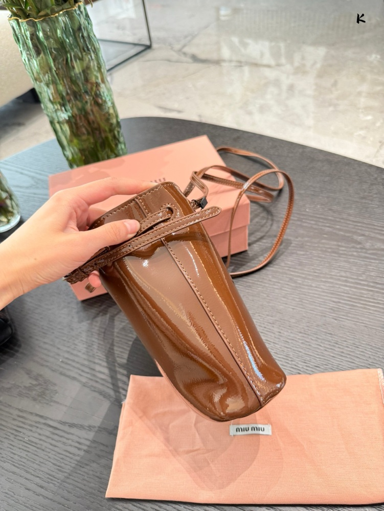 Oil wax cowhide P230
Miumiu recommends new small water bucket oil wax leather
The newly released oil wax leather material small water bucket this year feels too comfortable to touch, and the space capacity is very practical
Sisters who usually go out...