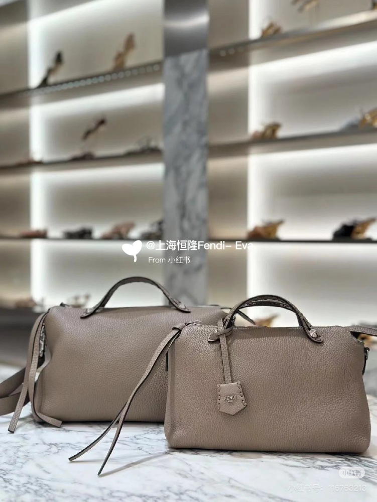 Fendi New | aBytheway New Performance
Fendi By The Way has been loved by many since its birth in 2014
This year's By The Way Seller's new performance on the runway is even more attractive! Dimensional compass
Medium size: 29 * 17 * 13
mini: 20*12*9