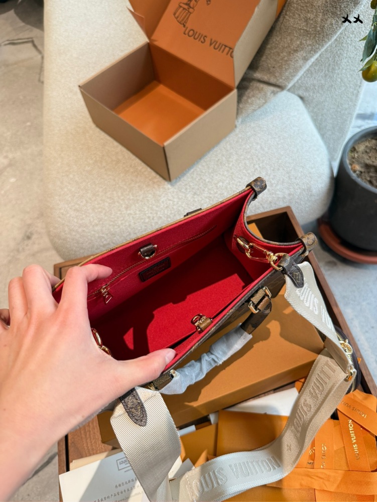 p255
Jungle bag Lv A/B surface spray painting on thego mommy bag is the king of cost-effectiveness. This is an amazing bag shape, inspired by the street brand that parodies Lv. Once upon a time, Louis Vll litton would never step down from the pedesta...