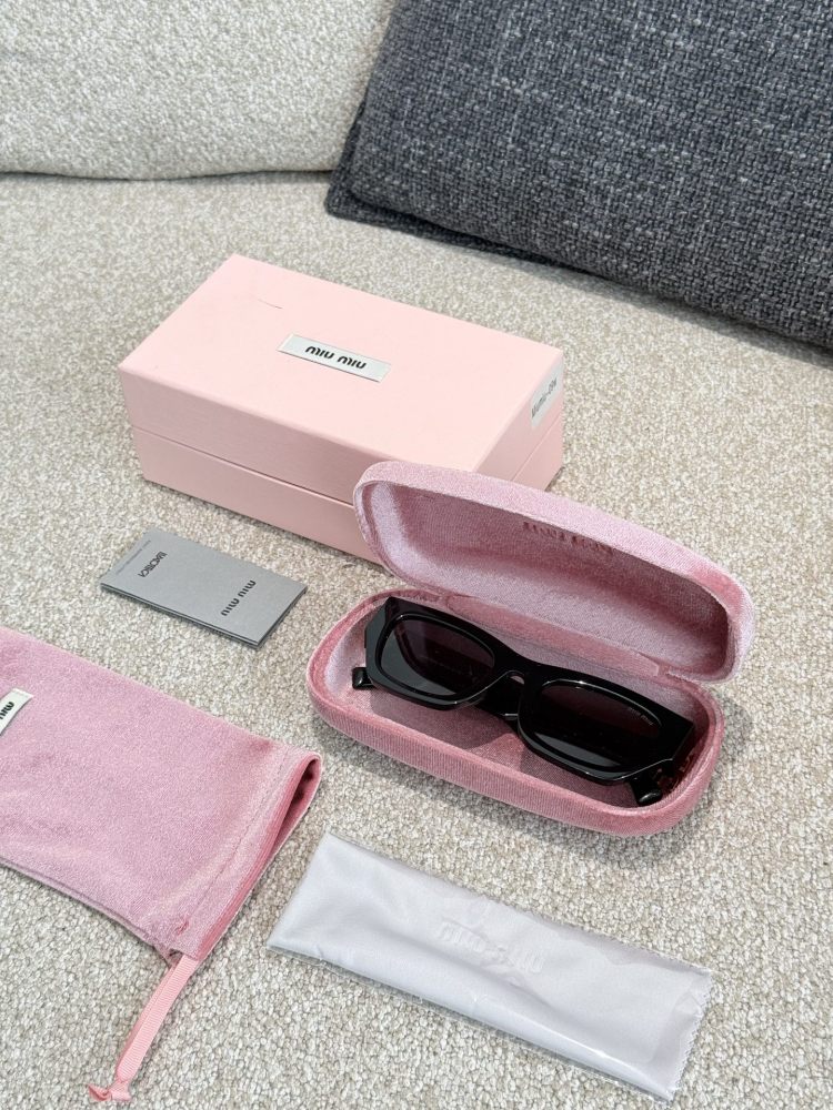 MIU MIU Goddess Sunglasses P190
The hottest style of 2025 is definitely this one!
MiuMiu11W is your best companion for going out without makeup. This pair of sunglasses is like magic that will definitely enhance your temperament, whether you are wear...