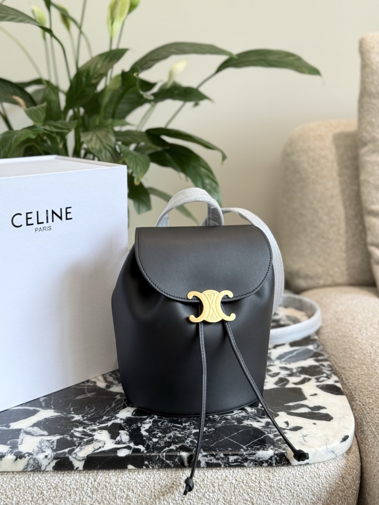 p250
The CELINE new small book bag B has been planted with grass
CELINE's new small backpack is a bit easy to carry!  ! ! New backpack BONNIE
Compared to the previous bag, it has a wider and fuller shape. The Cb Triumphal Arch buckle's support hit me...