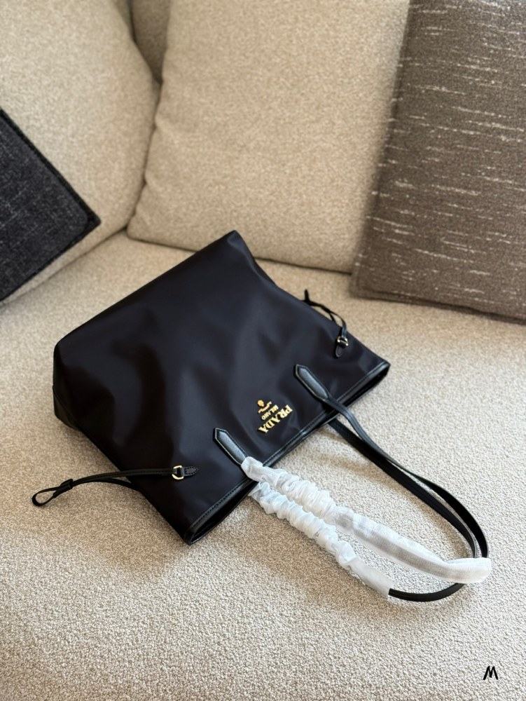 P230 leather matching
Prada's new nylon tote bag shopping bag mommy bag
New Nylon Tote Bag Shopping Bag Mommy Bag 1BG527
24K pure gold electroplated hardware
Ghost Head Cross Pattern Cowhide
Widening shoulder strap design makes single shoulder more c...