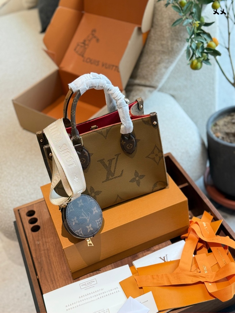 p255
Jungle bag Lv A/B surface spray painting on thego mommy bag is the king of cost-effectiveness. This is an amazing bag shape, inspired by the street brand that parodies Lv. Once upon a time, Louis Vll litton would never step down from the pedesta...