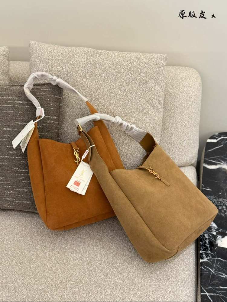 p330
Ysl's stylish and practical Hobo handbag is here~
LE 5A7 Underarm Bag Hobo Handbag, Same Style Hobo as Korean Star!! The underarm bag that exploded this year, Y Home, although late, has arrived! The outline of the bag is simple and three-dimensi...