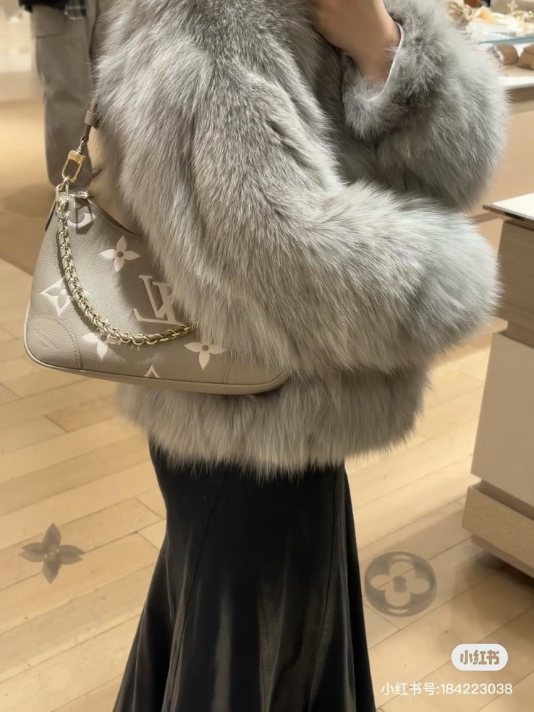 LV's recently popular full leather horn BOULOGNE handbag
Size: 29x16x9.5cm