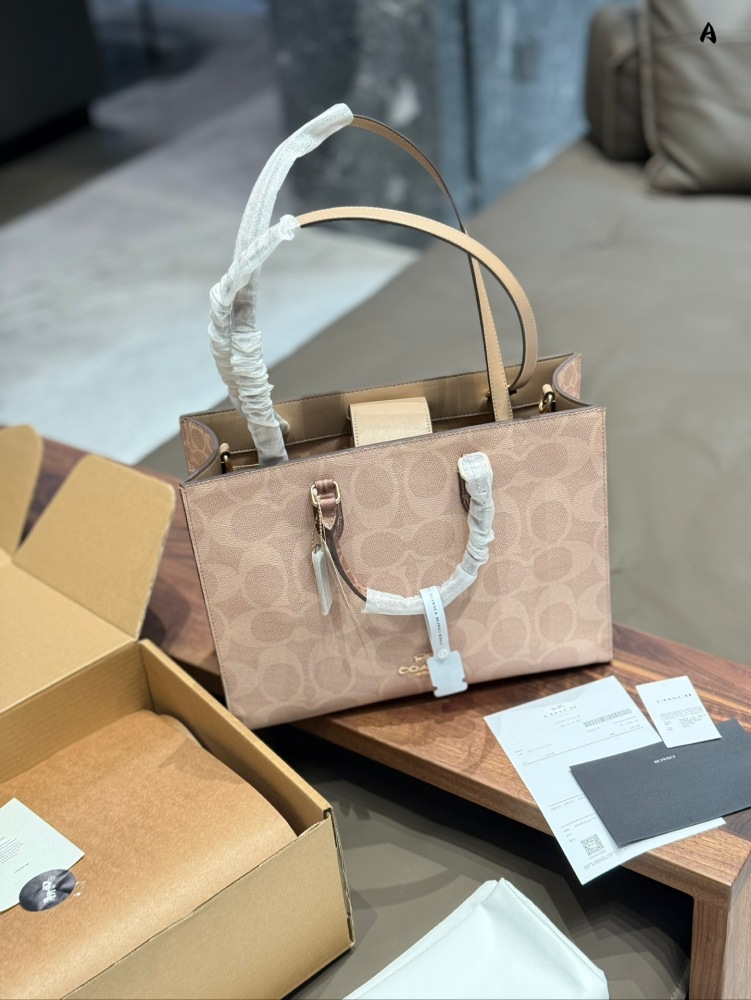 p270
Coach's December New Product | Superb Milk Tea Color Large Tote Bag. Coach's design is really becoming more and more unique!
The large tote bag is really super stylish and atmospheric!
And it's very practical. Installing files on a computer is o...