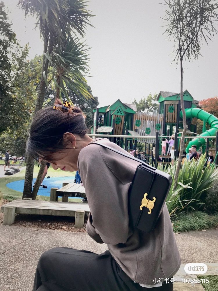 Celine Arc de Triomphe Underarm Bag | Upper Body Picture
The long delayed upper body image is here+
To be honest, it's truly fragrant+
This is just for the sake of observation. When it comes to the small body, the capacity is actually quite large
Bas...