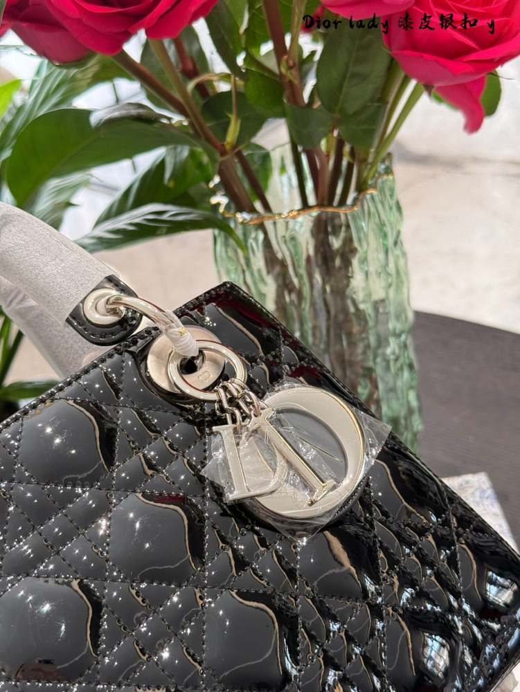 Dior Concubine Bag p264p269
Three grid 17 four grid 20 patent leather black/silver buckle
Imported calf leather with frosted deer skin pattern and velvet lining
Precision high-density electroplating hardware silver
Adjustable leather shoulder strap w...