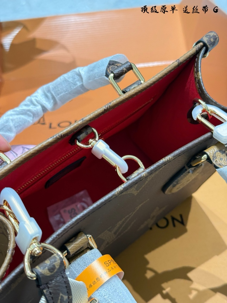 P334 all steel hardware
Original quality jungle bag Lv A/B side spray painting on thego mommy bag, the king of cost-effectiveness. This is an amazing bag shape, inspired by the street brand that parodies Lv. Once upon a time, Louis Vll litton would n...
