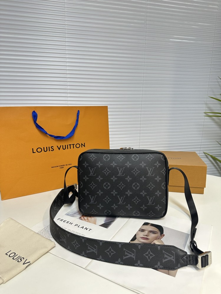 The Donkey Home Postman Bag M30233 Black Flower welcomes the spring and summer of 2019 with a blend of Ta ? ga leather and Monogram canvas, adding harmonious colors to the bold design of the Outdoor Postman Bag. The silver zipper and metal pieces on...