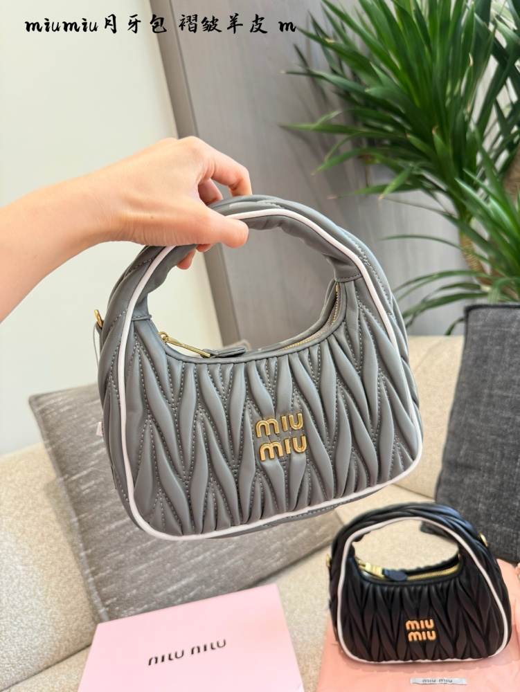p310
Miumiu25 Early Spring New Bag
The wrinkled bowling bag and hobo have both come in new colors, which are super beautiful
22cm sheepskin pleated crescent bag