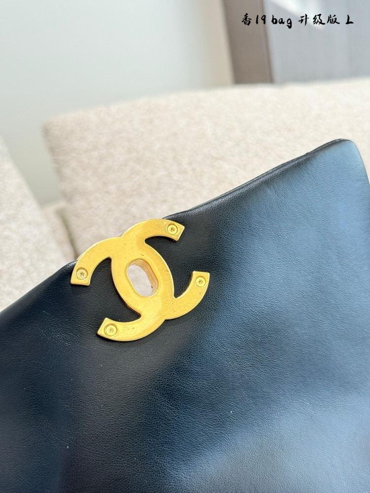 p240
Recently beloved Chanel 19 bag small size 0
This bag truly combines casualness, laziness, and delicacy, making it easy to match with various styles of clothing and a fashionable item that will make you the center of attention in different occasi...