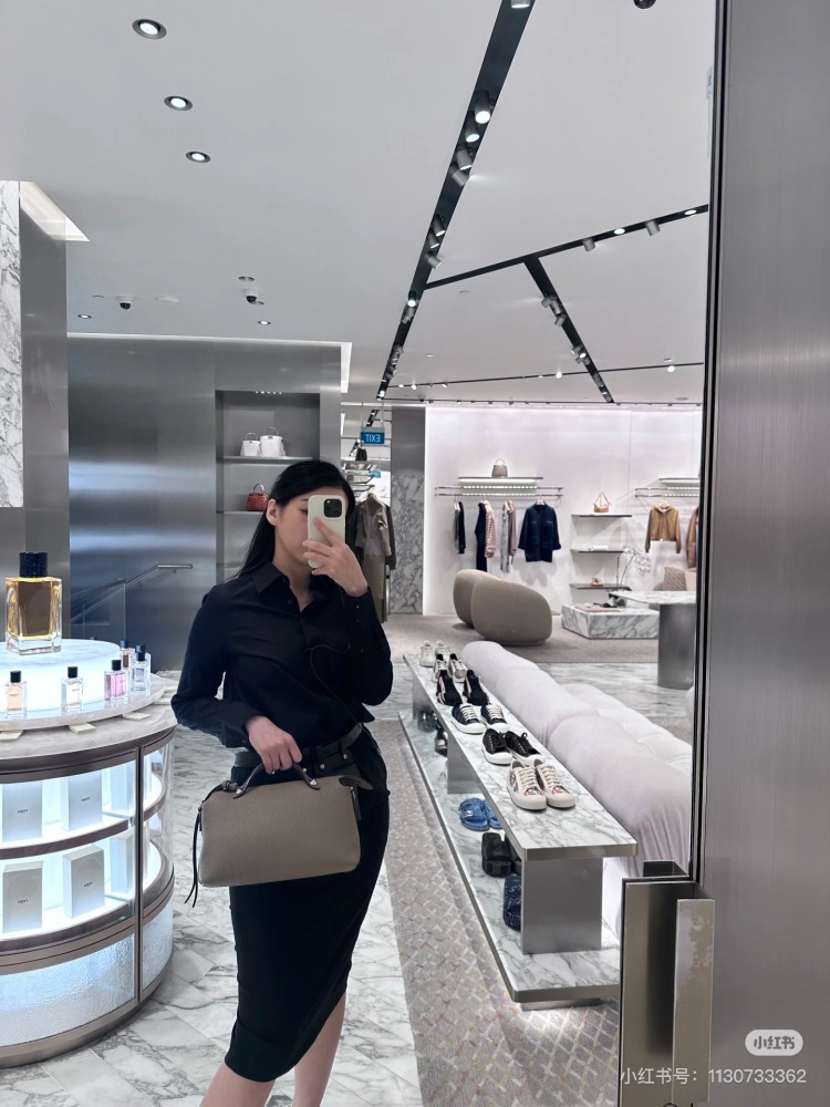 Fendi New | aBytheway New Performance
Fendi By The Way has been loved by many since its birth in 2014
This year's By The Way Seller's new performance on the runway is even more attractive! Dimensional compass
Medium size: 29 * 17 * 13
mini: 20*12*9