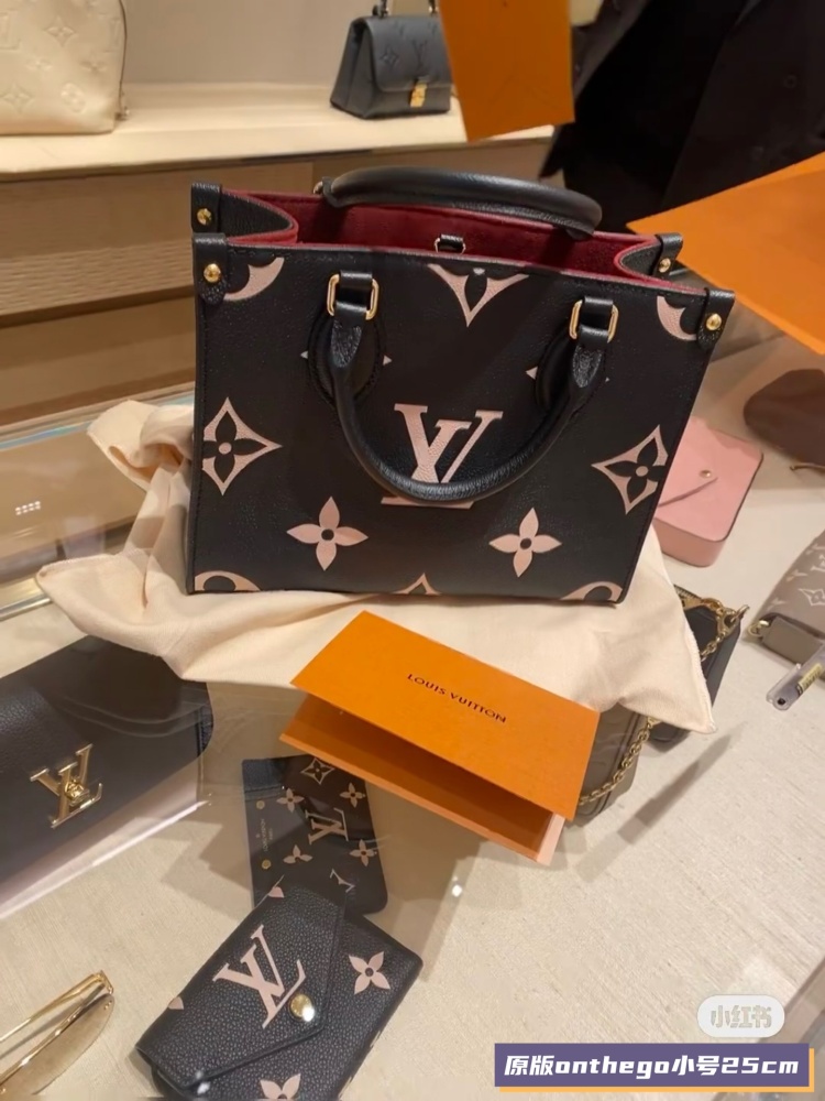 LV Classic Handbag! Really good looking, four can store iPad Mini and other daily needs
Flexible handle and adjustable shoulder strap offer a wide range of back carrying options. Size: 25x19x11.5cm