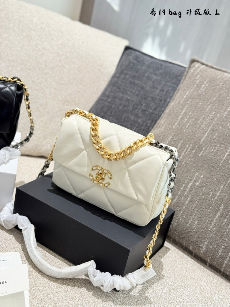 p240
Recently beloved Chanel 19 bag small size 0
This bag truly combines casualness, laziness, and delicacy, making it easy to match with various styles of clothing and a fashionable item that will make you the center of attention in different occasi...