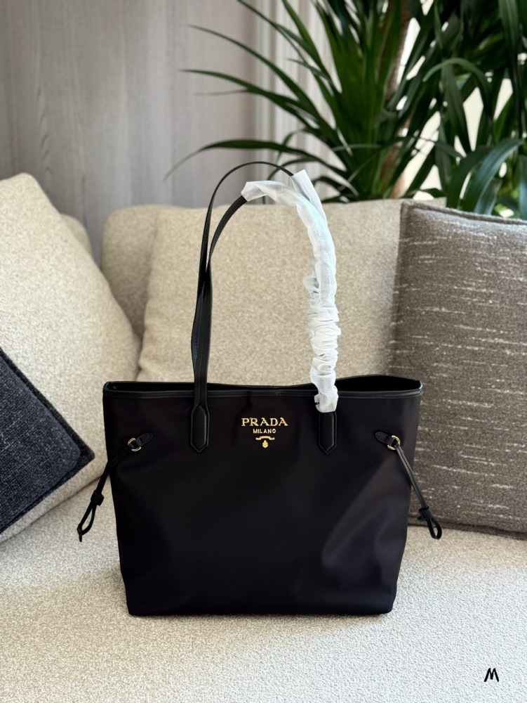 P230 leather matching
Prada's new nylon tote bag shopping bag mommy bag
New Nylon Tote Bag Shopping Bag Mommy Bag 1BG527
24K pure gold electroplated hardware
Ghost Head Cross Pattern Cowhide
Widening shoulder strap design makes single shoulder more c...
