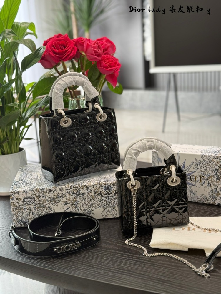 Dior Concubine Bag p264p269
Three grid 17 four grid 20 patent leather black/silver buckle
Imported calf leather with frosted deer skin pattern and velvet lining
Precision high-density electroplating hardware silver
Adjustable leather shoulder strap w...