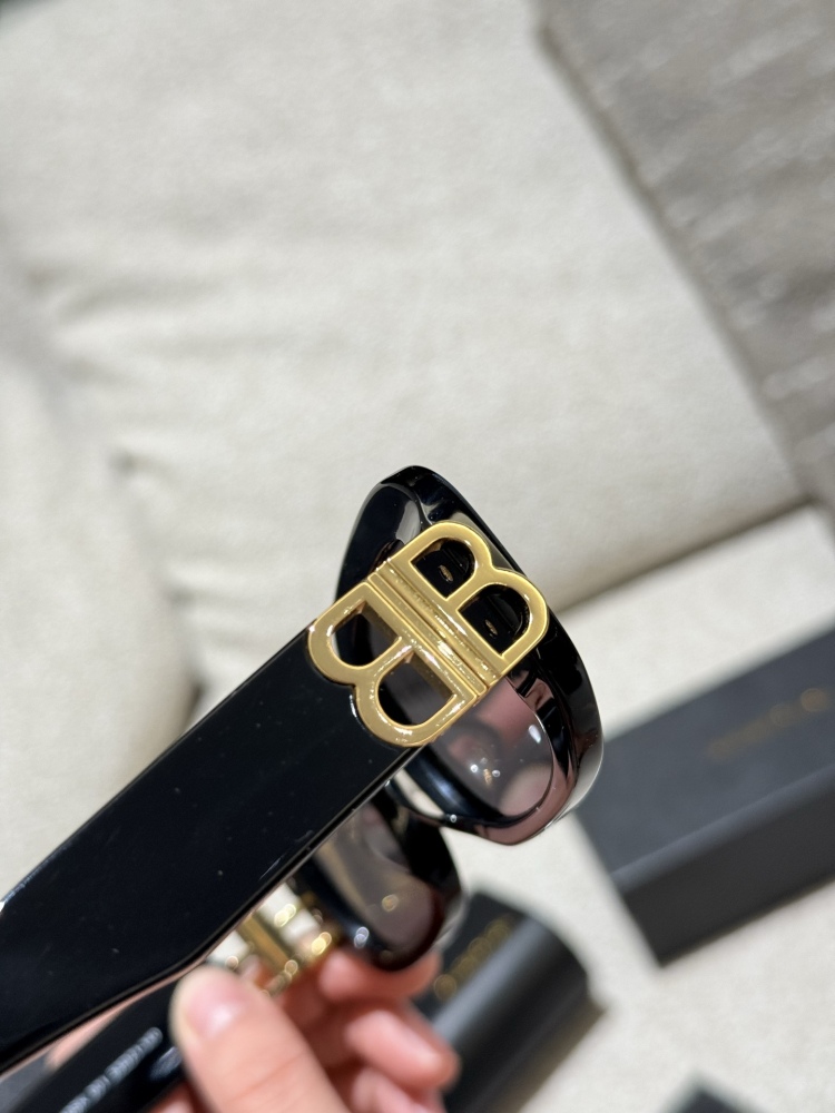 Balenciaga Sunglasses p210
I can't refuse a bit of suspicion. The same sunglasses as the celebrity look beautiful on my face!
I declare that the retro cat's eye sunglasses are the ancient god cat's eye+narrow frame which is really a Rocket combinatio...