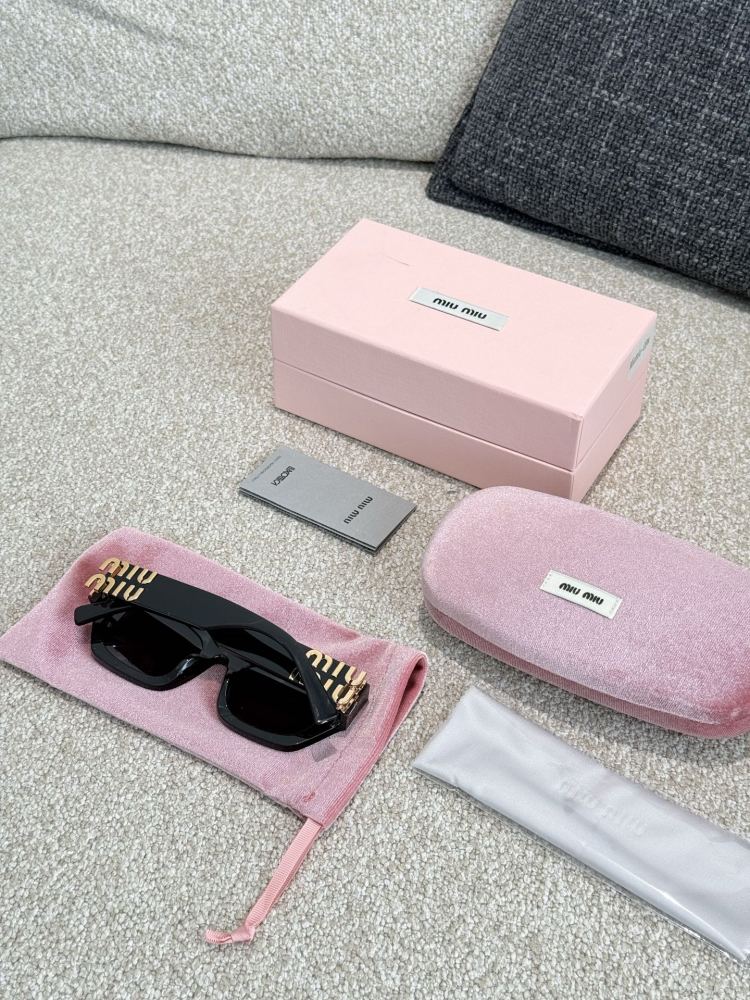 MIU MIU Goddess Sunglasses P190
The hottest style of 2025 is definitely this one!
MiuMiu11W is your best companion for going out without makeup. This pair of sunglasses is like magic that will definitely enhance your temperament, whether you are wear...