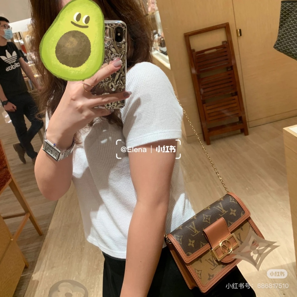 Since changing the design director, Lv has also launched some popular models, such as this elegant and beautiful Daphne DAUPHINE. In terms of capacity, we need to worry. Although it is a woc, the design is very reasonable, and it can hold much more t...