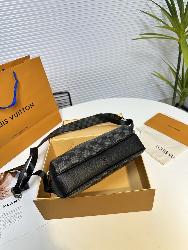 The Donkey Mailman Bag M30233 welcomes the spring and summer of 2019 with a blend of Ta ? ga leather and Monogram canvas, adding harmonious colors to the bold design of the Outdoor Mailman Bag. The silver zipper and metal pieces on the front are ado...