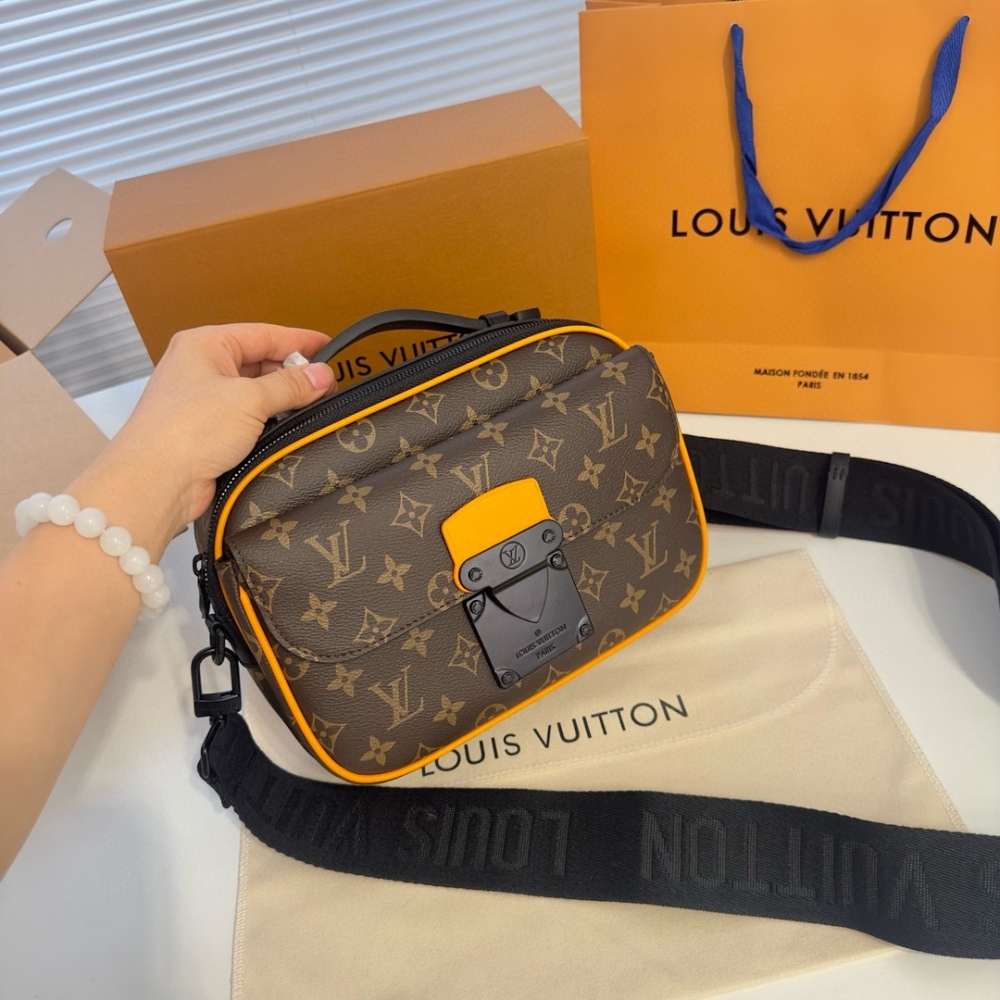 M45806 Classic Black Flower Postman Bag
Complete packaging ?? aircraft ?? Box size 24 seventeen point six
LV Slock Black Flower Postman Bag
? Top Original Order
Cool and versatile, fashionable and trendy
A style suitable for both men and wo...
