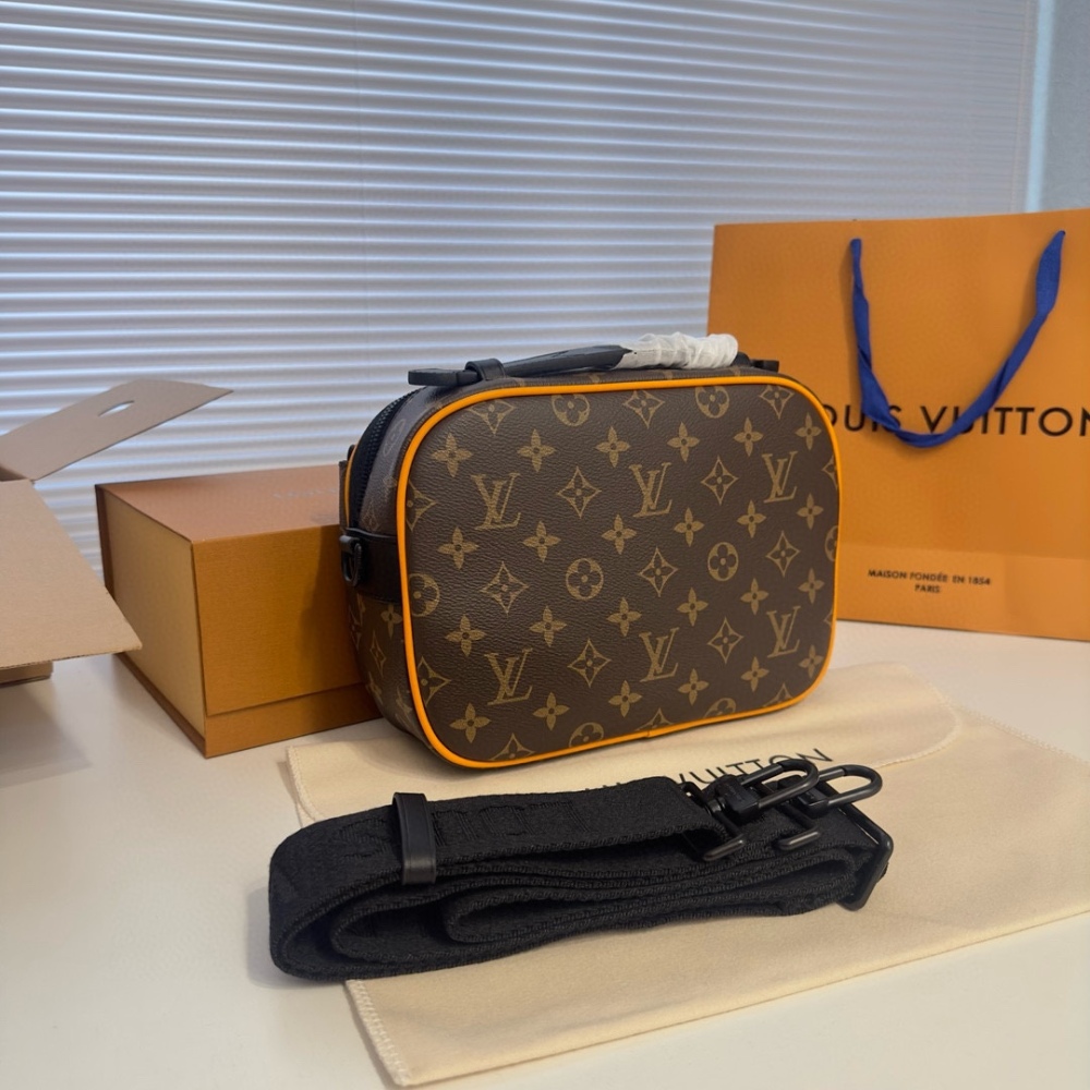 M45806 Classic Black Flower Postman Bag
Complete packaging ?? aircraft ?? Box size 24 seventeen point six
LV Slock Black Flower Postman Bag
? Top Original Order
Cool and versatile, fashionable and trendy
A style suitable for both men and wo...